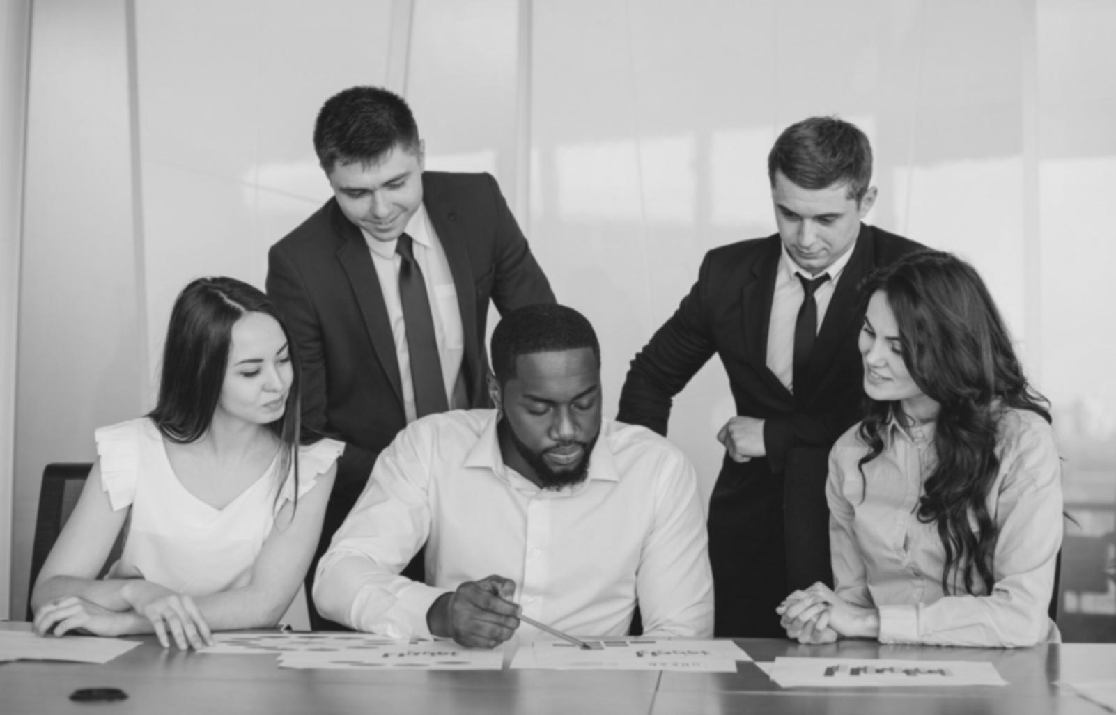 Espace de formation moderne avec postes de travail équipés